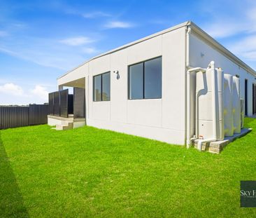 🏡 Stylish Brand-New Family Home for Lease in Claremont Meadows - Photo 5