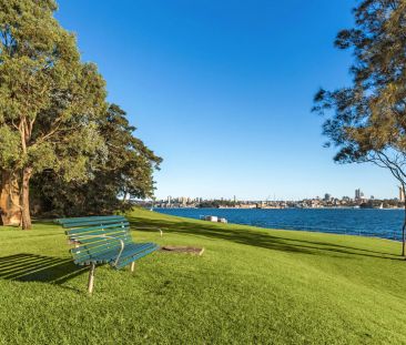 Designer Flair Meets Blue-Ribbon Harbour Side Living - Photo 3