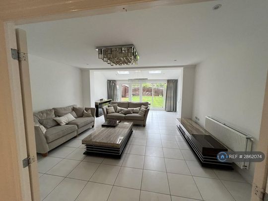 4 bedroom semi-detached house to rent - Photo 1