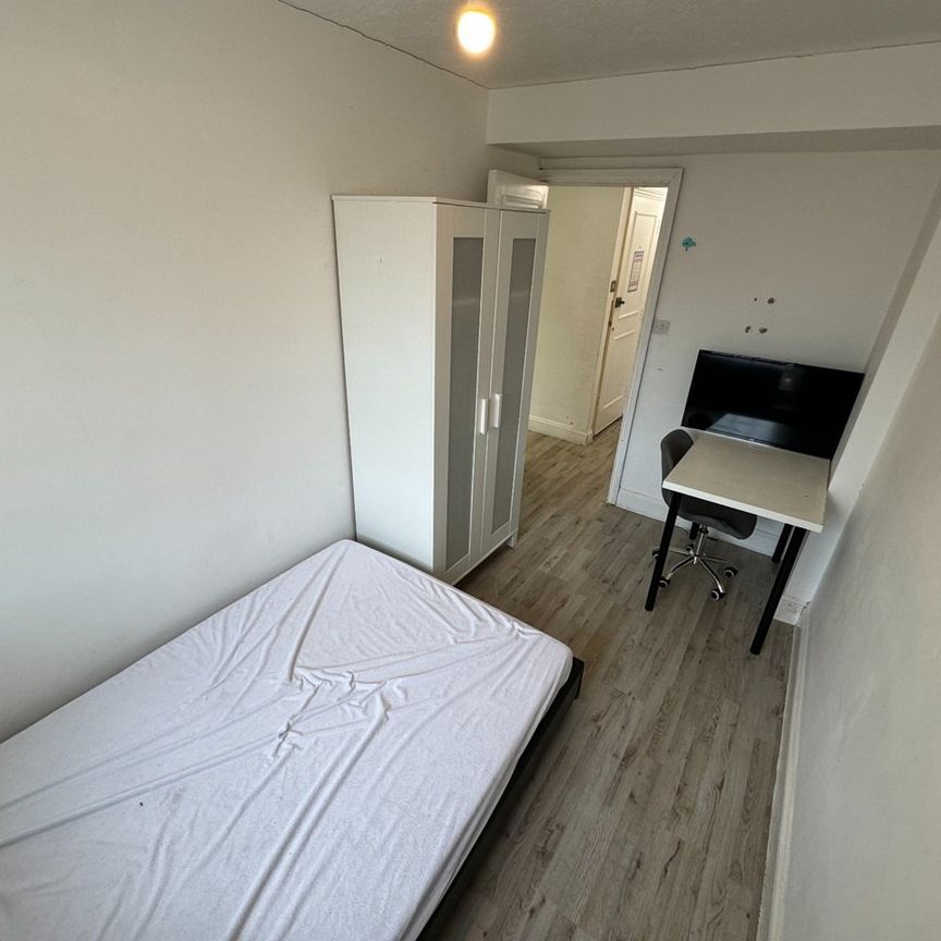 3 Bed Flat, Sillwood Street, BN1 - Photo 1