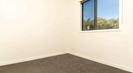 Trendy and near new - Photo 4