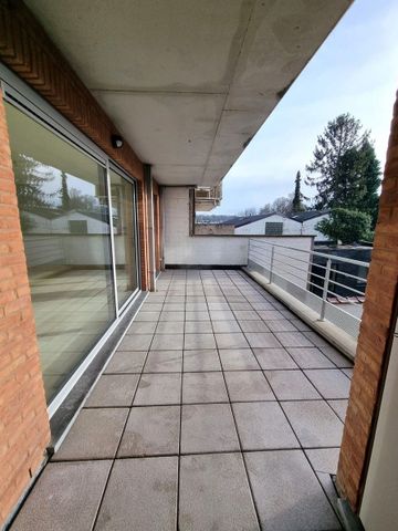 Appartement met 2 slaapkamers, ruim terras en staanplaats! - Photo 3