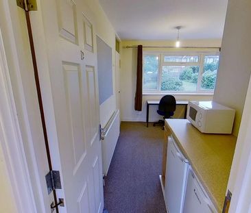 1 bedroom in a house share to rent - Photo 3