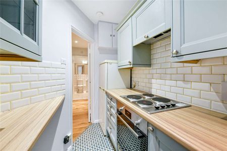 A beautiful 2 bedroom apartment within a charming red brick mansion block in a prime location, just 0.2 miles to Victoria station. - Photo 4