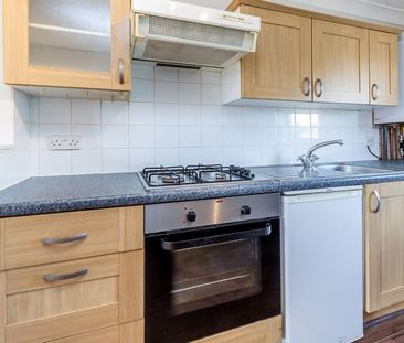Split level 2 bed with modern kitchen mins to tube and park - Photo 2