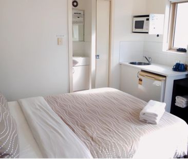 Studio with kichenette(Mini bar)-queen - Photo 4