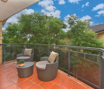 Spacious Top-Floor Three-Bedroom Apartment - Photo 3
