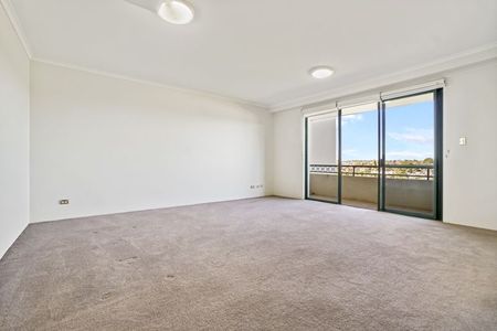 Very Bright Two Bedroom Apartment with District Views... - Photo 4