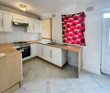 2 bedroom end of terrace house to rent - Photo 3