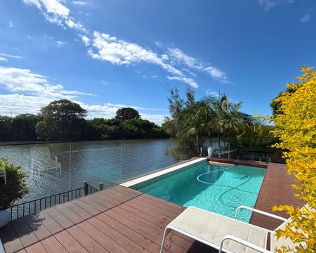 Luxury Waterfront Living – Renovated 4 Bedroom Home - Photo 4