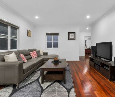 Three Bedroom Home with Swimming Pool! - Photo 6