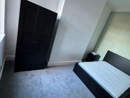 Newly Refurbished HMO! Room 4 - Photo 3