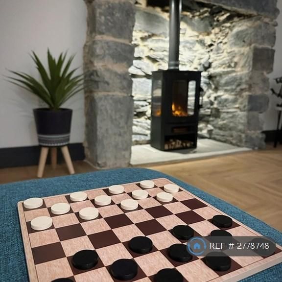 4 bedroom end of terrace house to rent - Photo 1