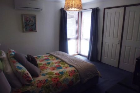 Comfortable Family Living with Space and Convenience - Photo 2