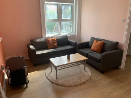 4 bedroom flat to rent - Photo 3