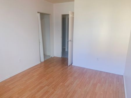 2 Bed / 1 Bath Condo In Stony Plain | Parking Included - Photo 4