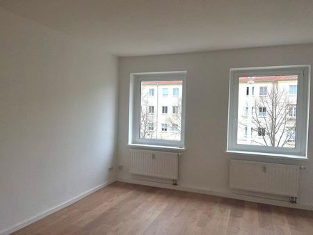 Wunderschön - renovierte 3R.-Whg. mit Balkon - Jetzt zuschlagen - Photo 2