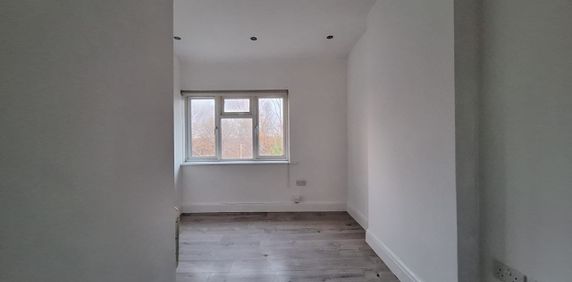 Studio Flat, North Circular Road, NW2 - Photo 2