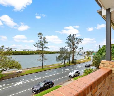 Spacious Riverfront Apartment with Stunning Views - Photo 3