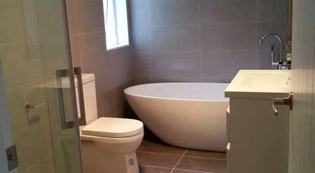 Spacious 5BR Home in Pakuranga - Photo 5