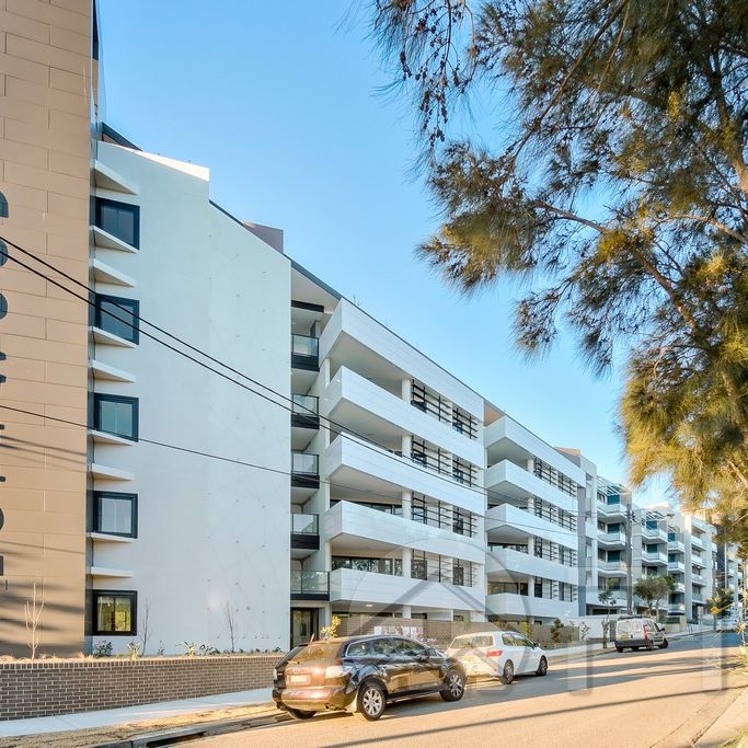 Modern 2 Bedrooms Apartment In Prime Location For Lease! - Photo 1