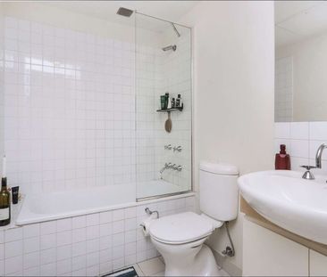 SLEEK INNER CITY LIVING! FLEMINGTON RACECOURSE VIEW! - Photo 6
