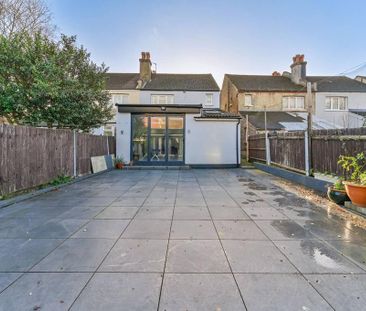 4 bedroom semi-detached house to rent - Photo 3