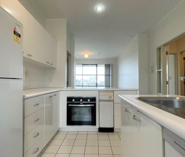 Spacious with large balcony and views! - Photo 2