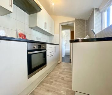 2 bedroom end of terrace house to rent - Photo 4