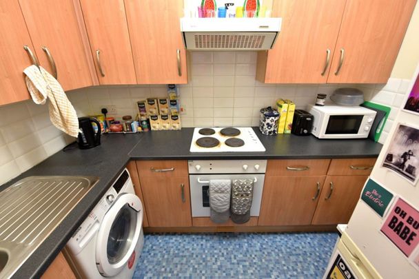 2 bedroom Flat in Flat A, Leeds - Photo 1