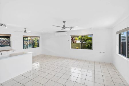 Coastal charm in Trinity Beach - Photo 3