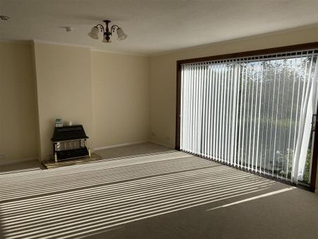 5 bedroom detached bungalow to rent - Photo 2