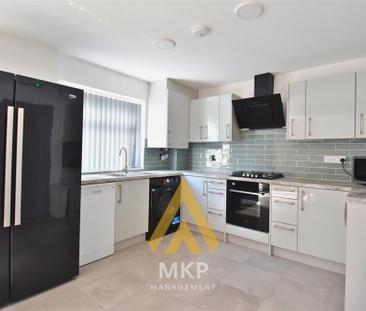 5 bedroom end of terrace house to rent - Photo 1