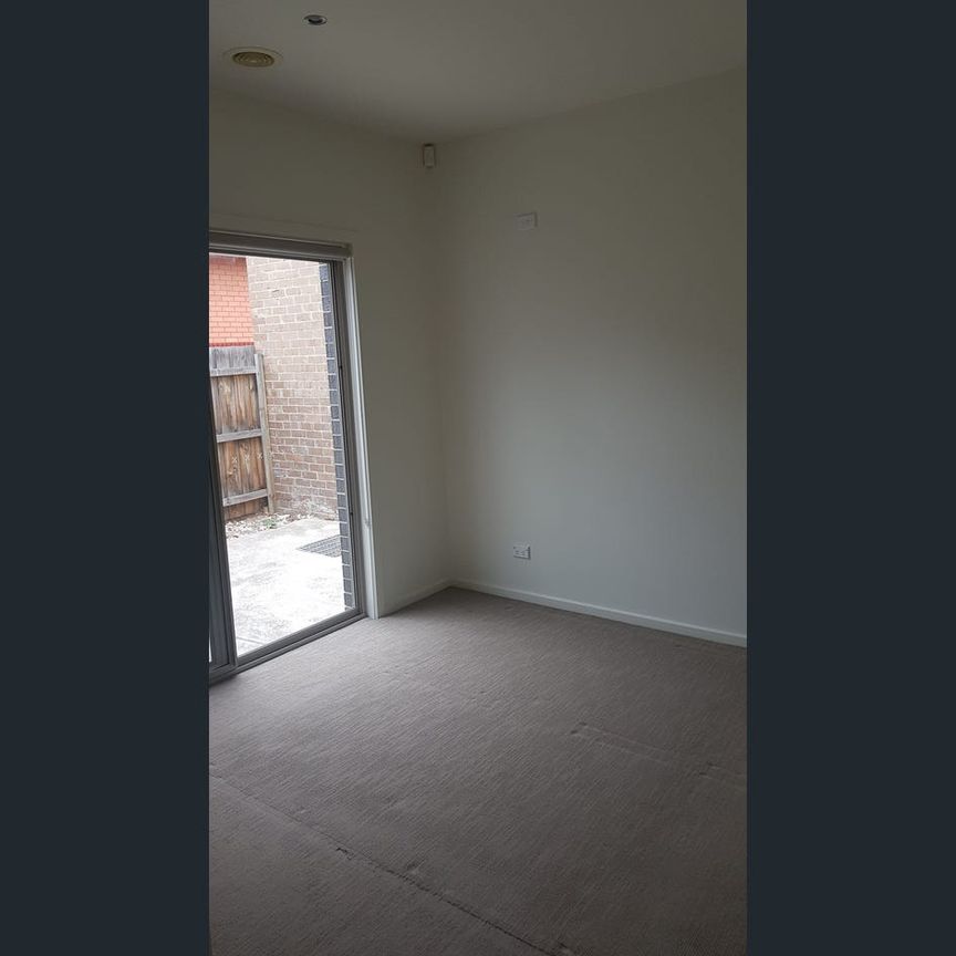 City Fringe Living!! - Photo 1