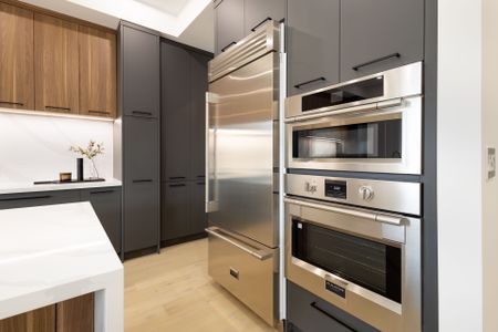 For Lease - 24 Twenty First Street, Toronto, Ontario - Photo 3