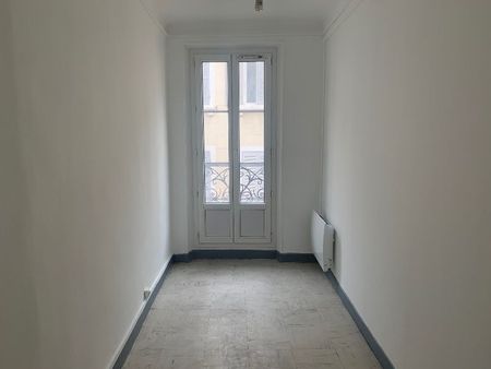 Appartement 3 pièces 73m2 MARSEILLE 1ER 725 euros - Photo 2