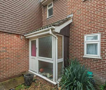 Somerset Close, Hersham, Walton-on-thames, Surrey, KT12 - Photo 4