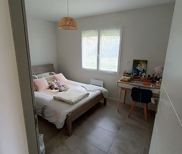 Maison récente de plain pied avec terrain clôturé. - Photo 2