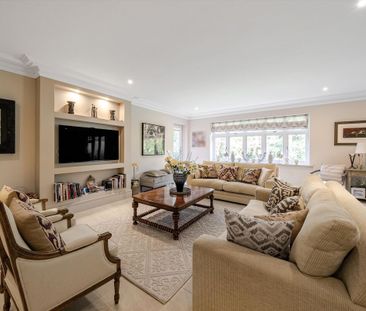 A modern apartment located in the charming area of Sunninghill, positioned in a secure, gated location with underground parking - Photo 3