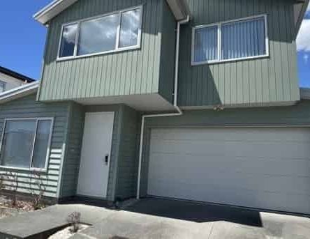 **For Rent: Stunning 4-Bedroom Family Home in Hobsonville - Photo 1