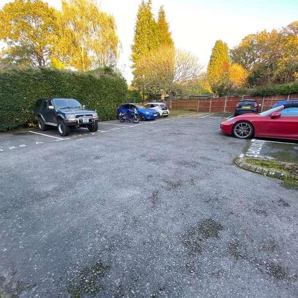 Crookham Road, Fleet, GU51 - Photo 1
