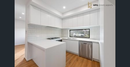 Stunning 3 Bedroom Townhouse! - Photo 5