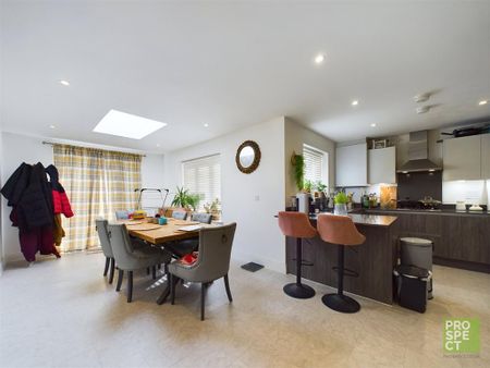 3 bedroom end of terrace house to rent - Photo 2