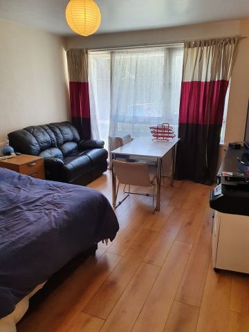 Studio Flat, Clifton Road, SW19 - Photo 5