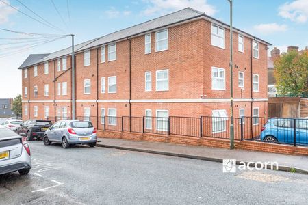 Flat to rent - Redvers Road, Chatham, ME4 - Photo 3