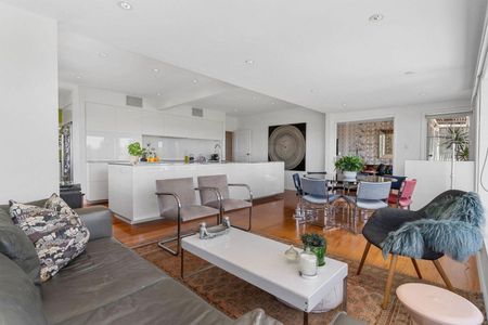 Executive Home on a Full Site with Swimming Pool - Photo 2