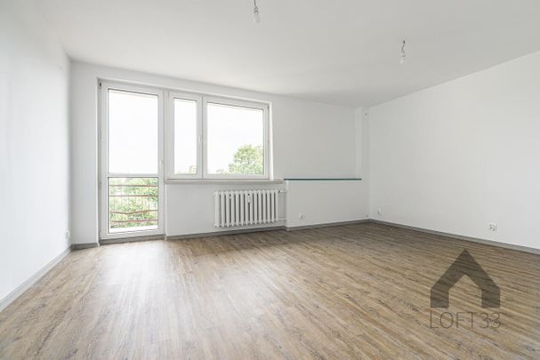 Trzypokojowe mieszkanie z balkonem na osiedlu Stałym w Jaworznie do wynajęcia | Spacer 3D - Photo 1