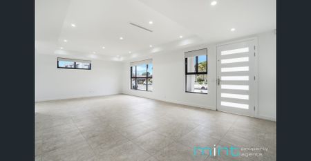 Modern Family Home - Photo 4