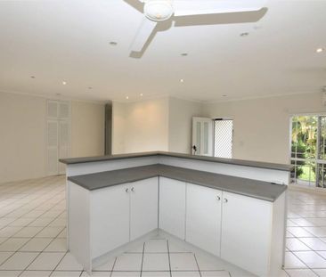 Location Location - Airconditioned - Extra Hobby Room - Fully Fenced - Photo 4