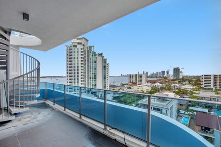 Exclusive 3-Bedroom Penthouse with Broadwater and Panorama Views - Photo 5